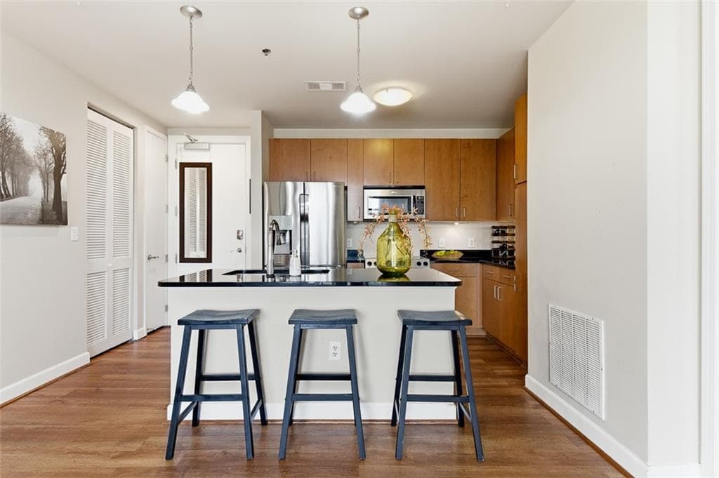 2 bedroom, 2 bathroom, 1,111 sq ft condominium for sale at 711 Cosmopolitan Drive 517, Atlanta, GA 30324 — photo 4