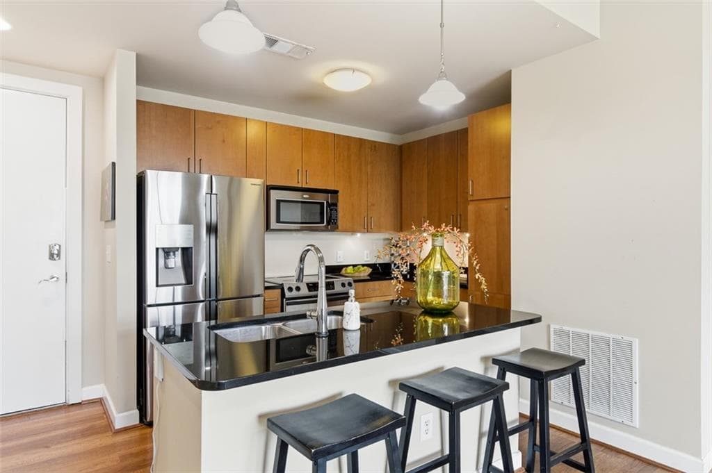 2 bedroom, 2 bathroom, 1,111 sq ft condominium for sale at 711 Cosmopolitan Drive 517, Atlanta, GA 30324 — photo 3