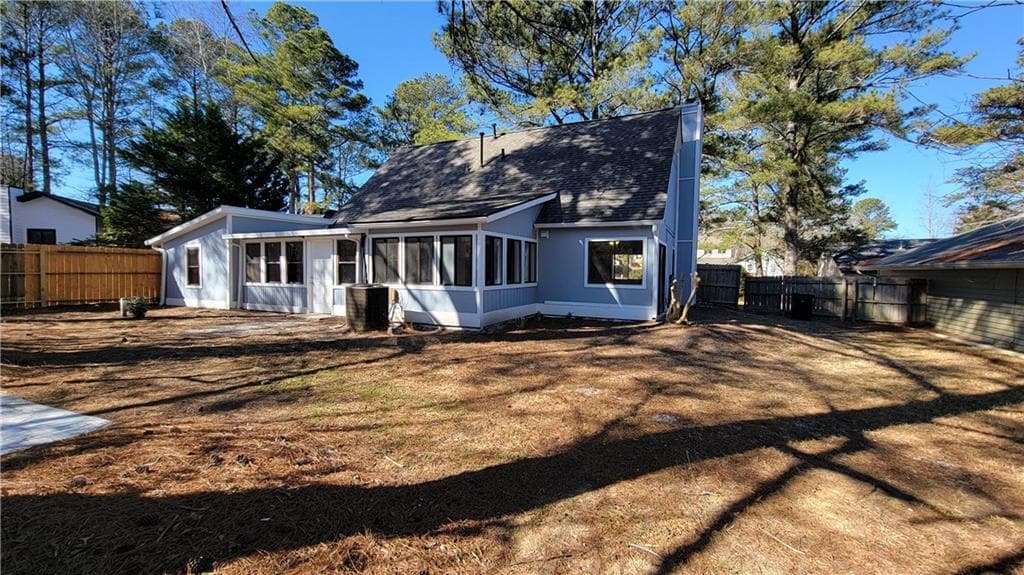 3 bedroom, 3 bathroom, 2,054 sq ft single family residence for sale at 4660 Shannon Court, Union City, GA 30291 — photo 4