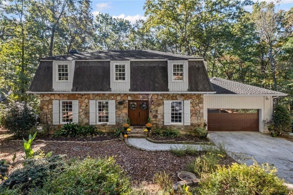 5 bedroom, 4 bathroom, 3,908 sq ft single family residence sold at 520 Niagara Circle, Johns Creek, GA 30022