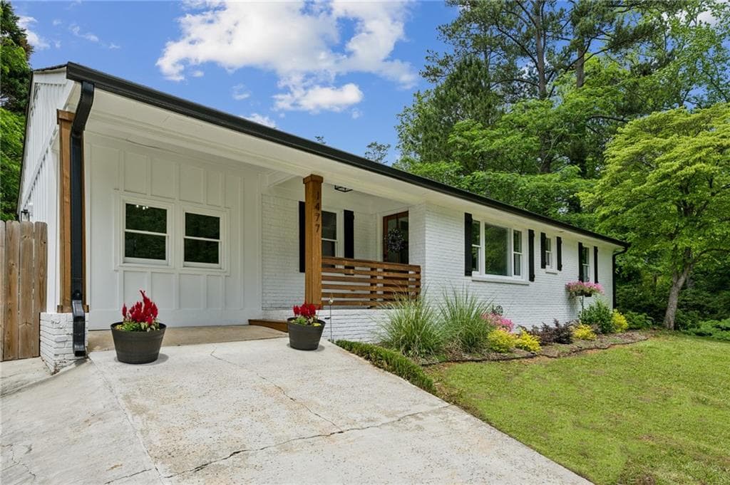 3 bedroom, 3 bathroom, 1,700 sq ft single family residence for sale at 1477 Spruce Drive, Smyrna, GA 30080 — photo 4