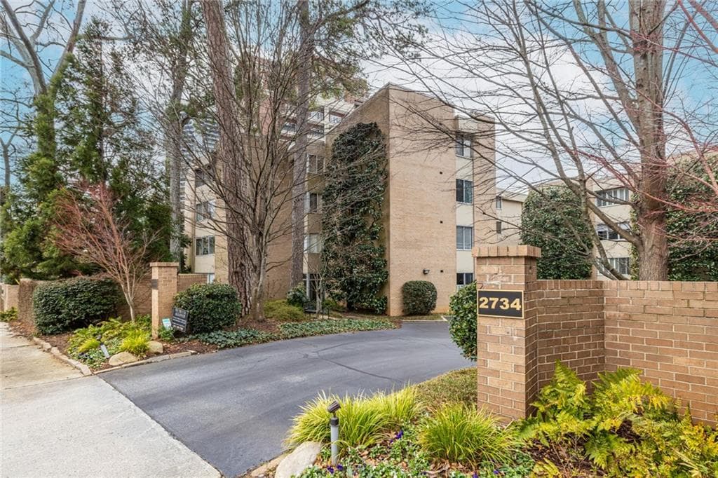 2 bedroom, 2 bathroom, 1,500 sq ft condominium for sale at 2734 Peachtree Road A404, Atlanta, GA 30305 — photo 3