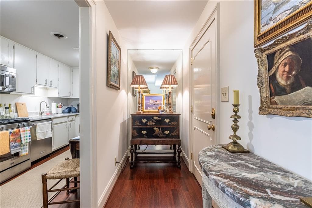 2 bedroom, 2 bathroom, 1,500 sq ft condominium for sale at 2734 Peachtree Road A404, Atlanta, GA 30305 — photo 4