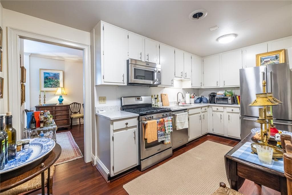 2 bedroom, 2 bathroom, 1,500 sq ft condominium for sale at 2734 Peachtree Road A404, Atlanta, GA 30305 — photo 6