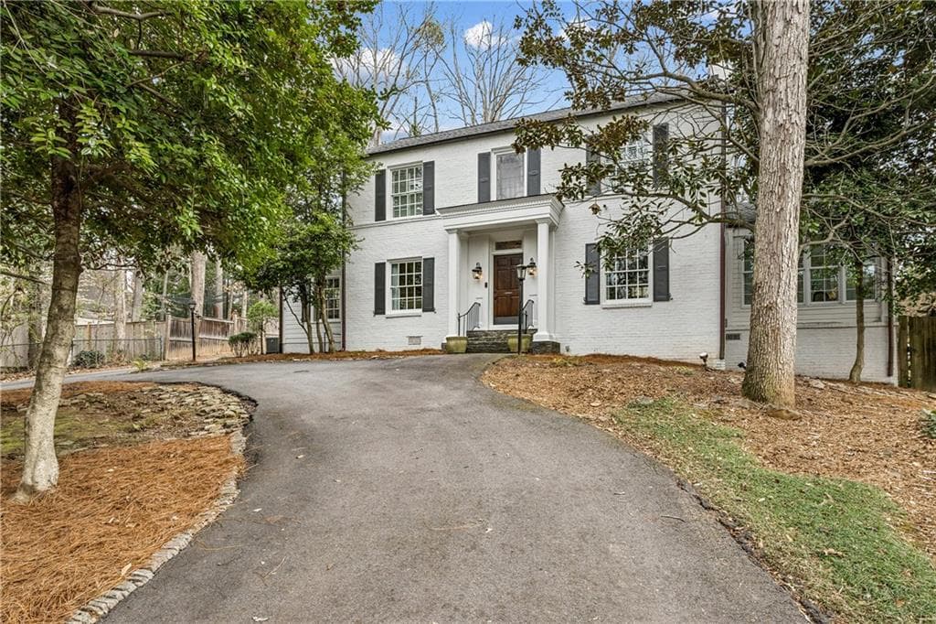 3 bedroom, 3 bathroom, 2,276 sq ft single family residence sold at 3905 Peachtree Dunwoody Road, Atlanta, GA 30342
