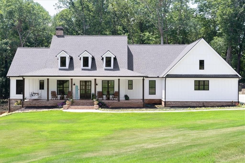 7 bedroom, 6 bathroom, 6,399 sq ft single family residence for sale at 1380 Cronic Town Road, Auburn, GA 30011 — photo 8
