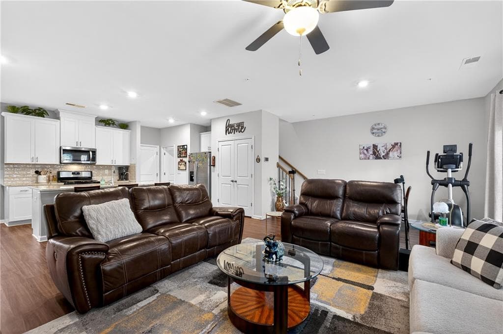 3 bedroom, 3 bathroom, 1,888 sq ft townhouse for sale at 1318 Vayda Court, Marietta, GA 30066 — photo 3