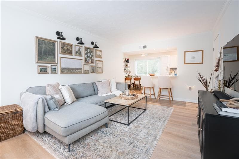 1 bedroom, 1 bathroom, 740 sq ft condominium for sale at 100 Biscayne Drive D1, Atlanta, GA 30309 — photo 1 of 21