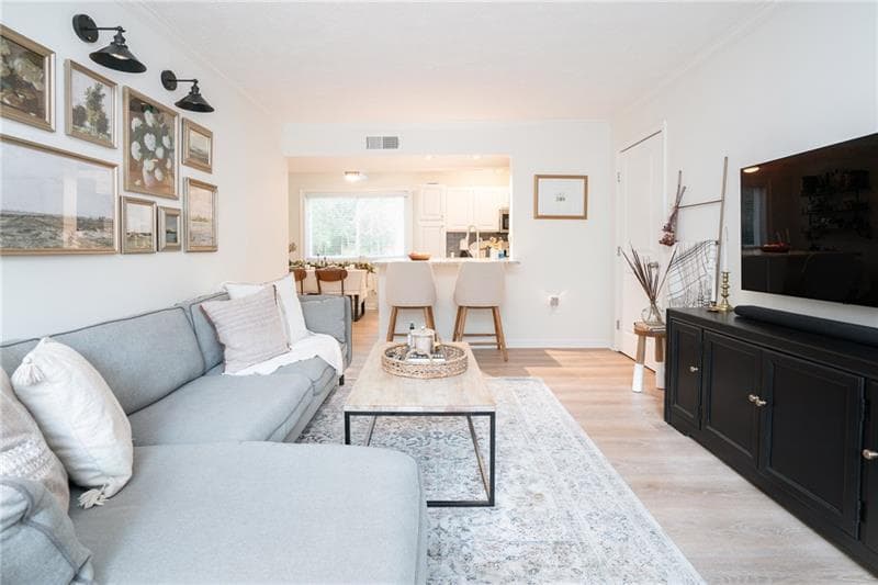 1 bedroom, 1 bathroom, 740 sq ft condominium for sale at 100 Biscayne Drive D1, Atlanta, GA 30309 — photo 2