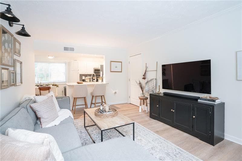 1 bedroom, 1 bathroom, 740 sq ft condominium for sale at 100 Biscayne Drive D1, Atlanta, GA 30309 — photo 3