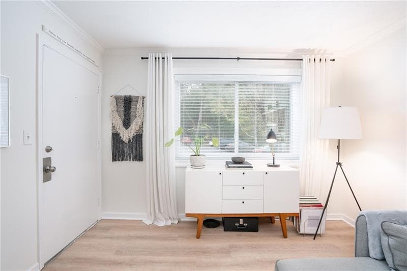 1 bedroom, 1 bathroom, 740 sq ft condominium for sale at 100 Biscayne Drive D1, Atlanta, GA 30309 — photo 4