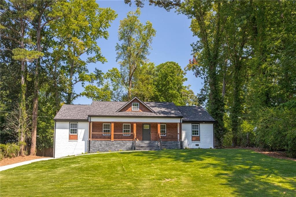 4 bedroom, 4 bathroom, 3,000 sq ft single family residence under contract at 610 Glenforest Road, Atlanta, GA 30328 — photo 2