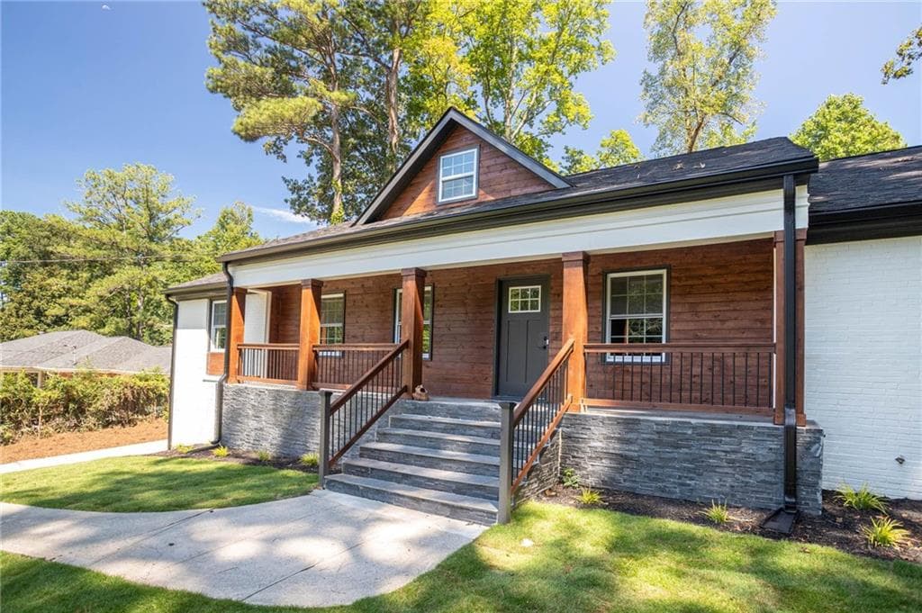 4 bedroom, 4 bathroom, 3,000 sq ft single family residence under contract at 610 Glenforest Road, Atlanta, GA 30328 — photo 5