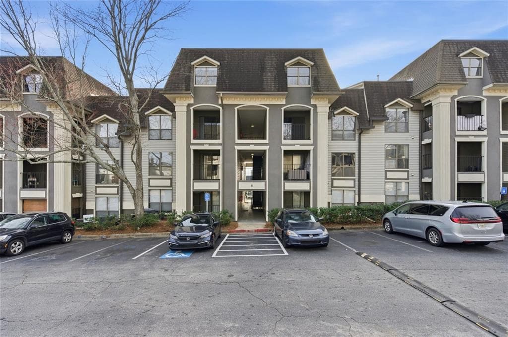1 bedroom, 1 bathroom, 650 sq ft condominium for sale at 2657 Lenox Road E68, Atlanta, GA 30324 — photo 2