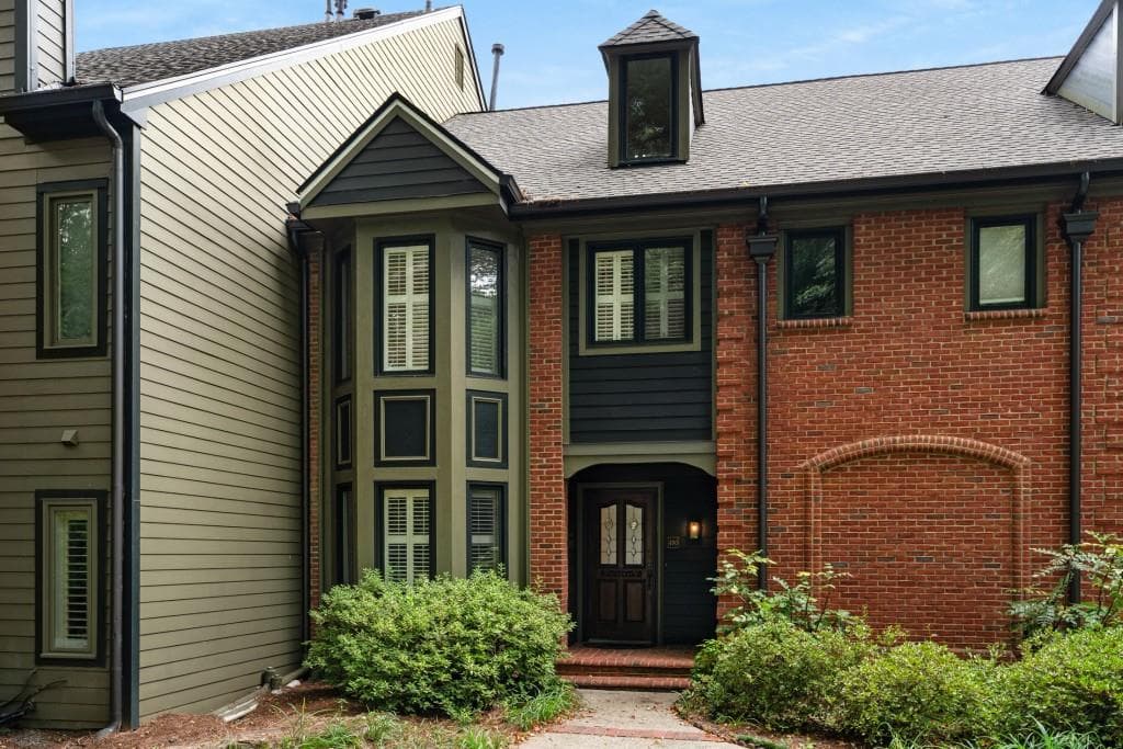 3 bedroom, 3 bathroom, 2,378 sq ft condominium sold at 490 Ansley Walk Terrace, Atlanta, GA 30309