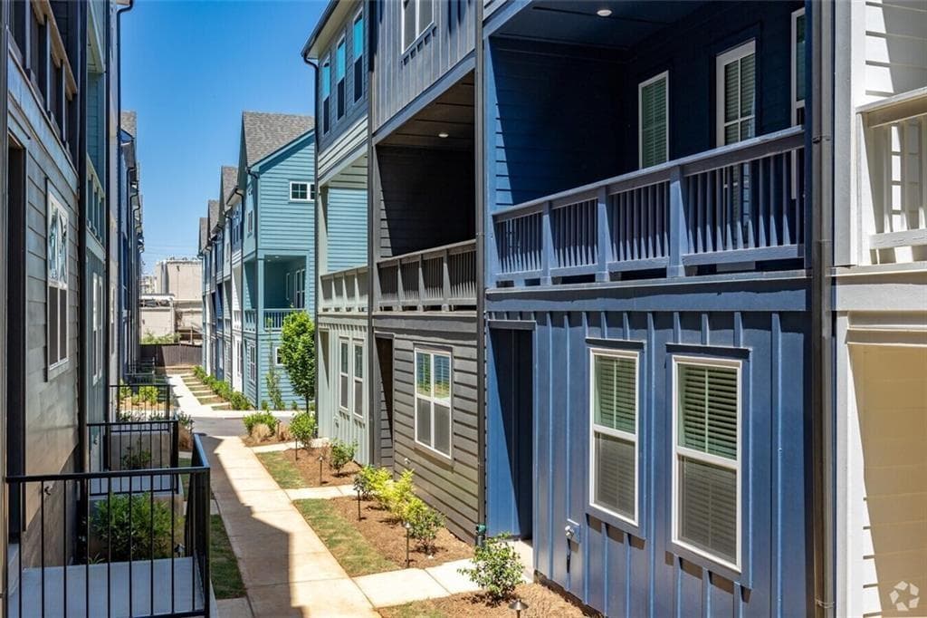 2 bedroom, 2 bathroom, 1,362 sq ft townhouse for rent at 776 Metropolitan Parkway 2B, Atlanta, GA 30310 for $2,191 a month — photo 1 of 22