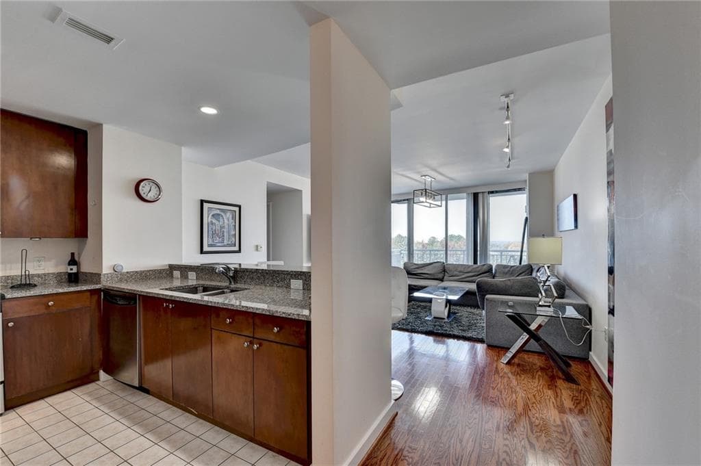 2 bedroom, 2 bathroom, 1,266 sq ft condominium for sale at 3338 Peachtree Road 1102, Atlanta, GA 30326 — photo 7