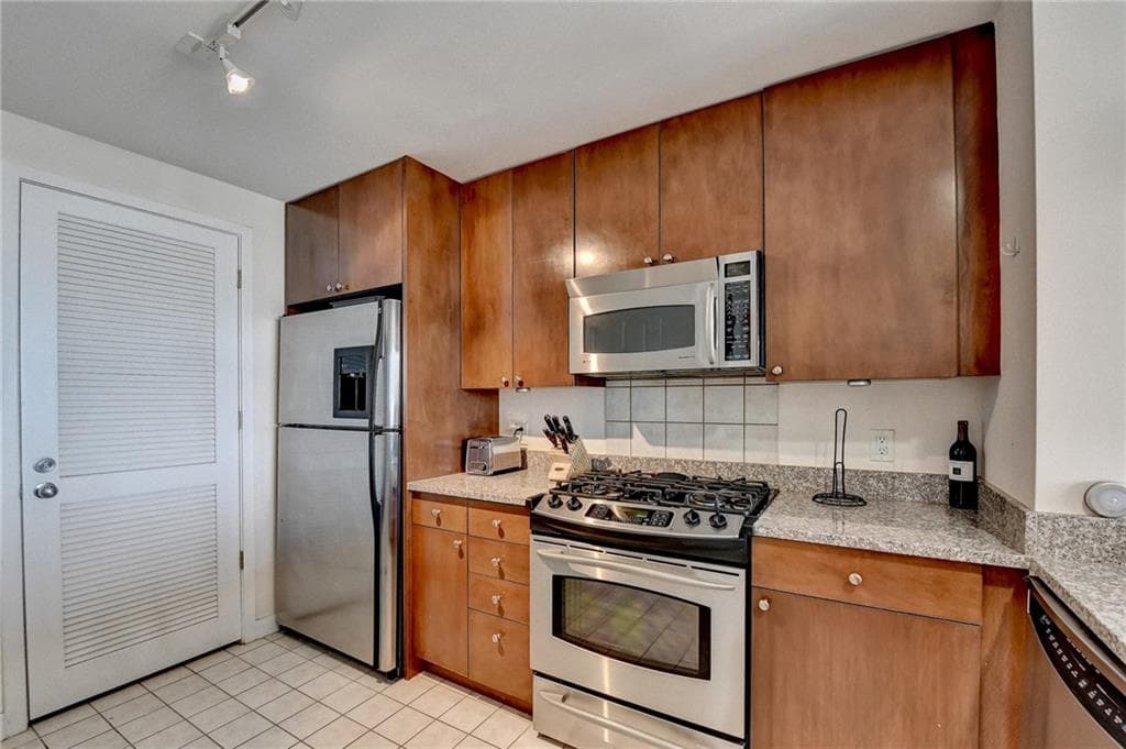 2 bedroom, 2 bathroom, 1,266 sq ft condominium for sale at 3338 Peachtree Road 1102, Atlanta, GA 30326 — photo 9