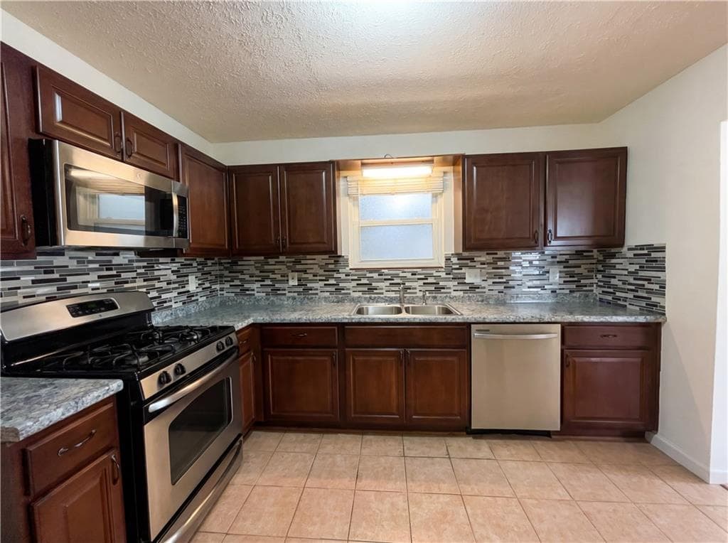 4 bedroom, 4 bathroom, 1,959 sq ft single family residence for sale at 5328 Ridge Forest Drive, Stone Mountain, GA 30083 — photo 2