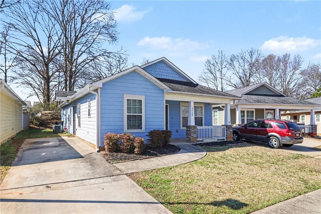 3 bedroom, 2 bathroom, 1,315 sq ft single family residence under contract at 2329 Glebe Court, Hampton, GA 30228 — photo 3