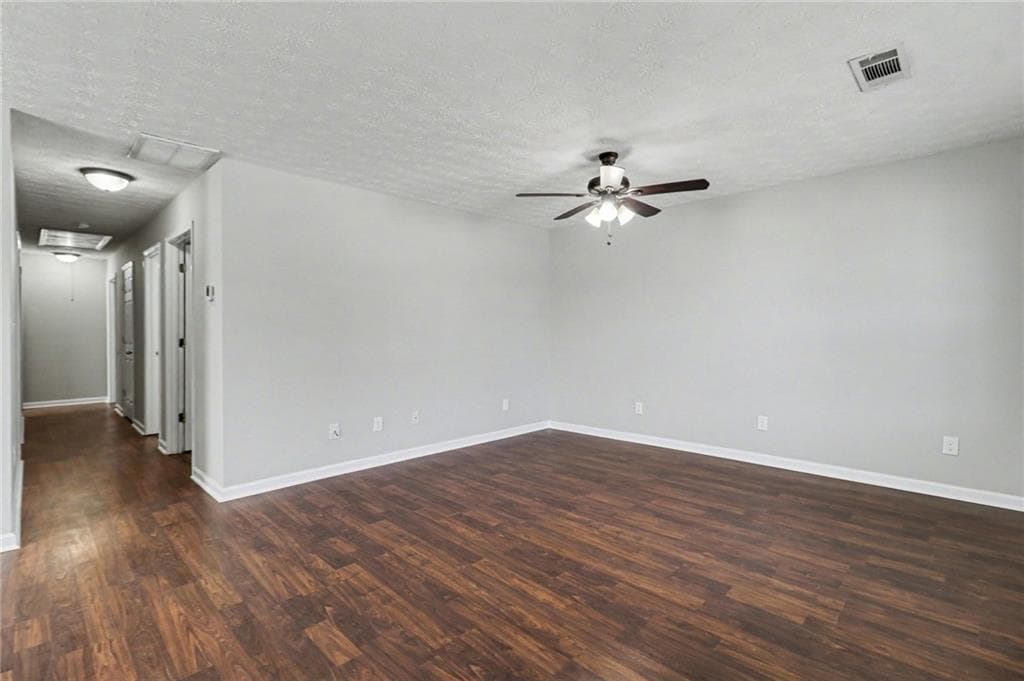 3 bedroom, 2 bathroom, 1,315 sq ft single family residence under contract at 2329 Glebe Court, Hampton, GA 30228 — photo 6