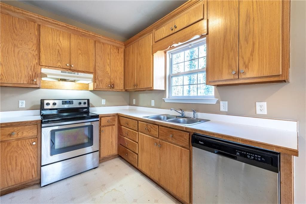 3 bedroom, 2 bathroom, 1,352 sq ft single family residence for sale at 5385 Renault Street, Cumming, GA 30041 — photo 6