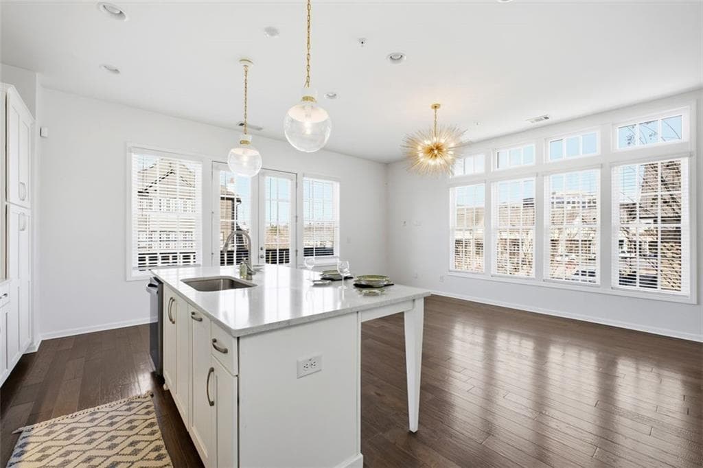 1 bedroom, 2 bathroom, 1,121 sq ft condominium under contract at 6625 Sterling Drive, Atlanta, GA 30328 — photo 4