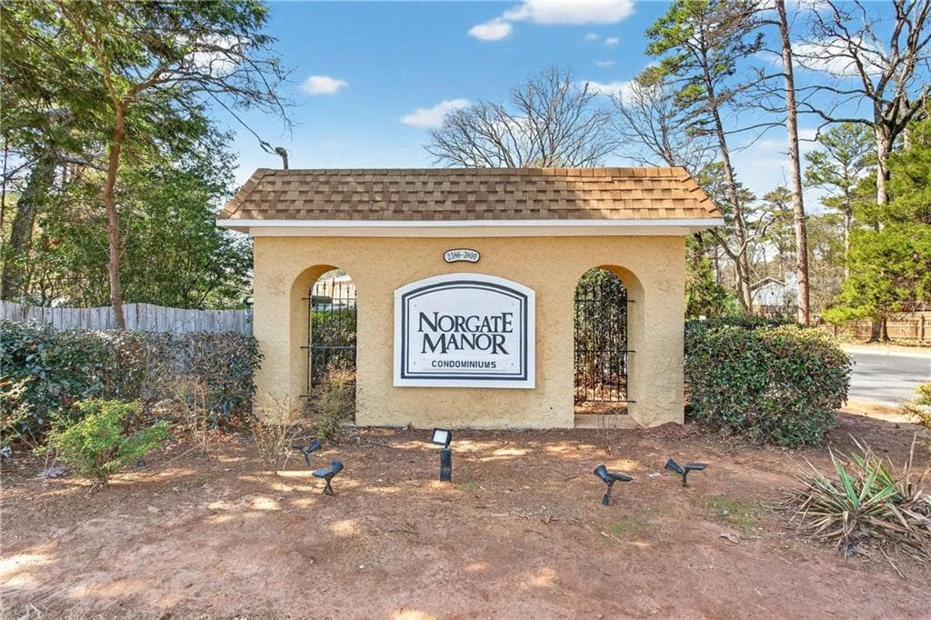 2 bedroom, 1 bathroom, 1,040 sq ft condominium for sale at 2396 Lawrenceville Highway G, Decatur, GA 30033
