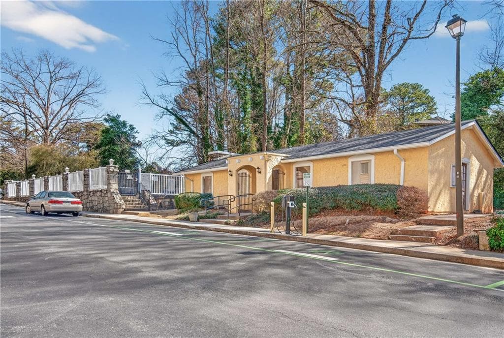 2 bedroom, 1 bathroom, 1,040 sq ft condominium for sale at 2396 Lawrenceville Highway G, Decatur, GA 30033 — photo 2