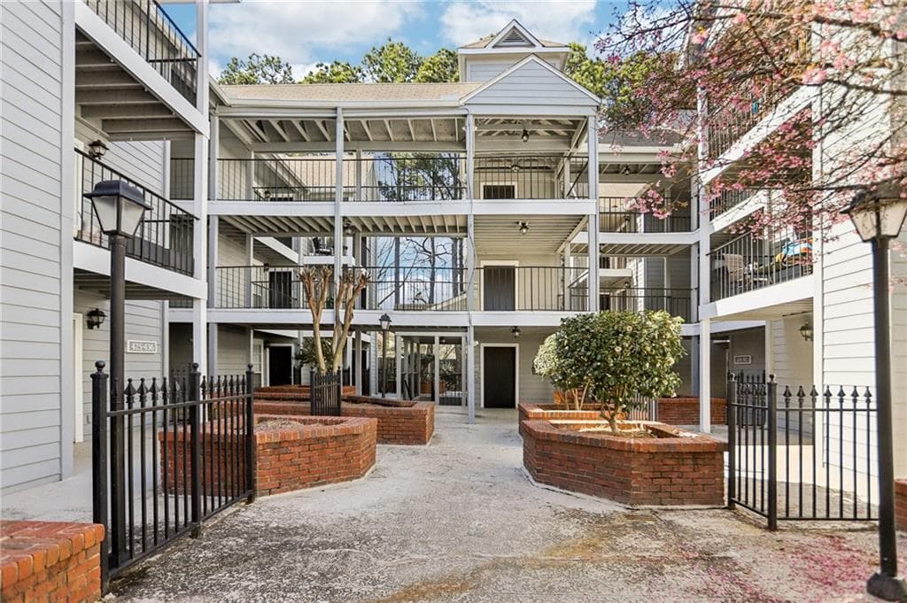 1 bedroom, 1 bathroom, 711 sq ft condominium sold at 307 Granville Court 307, Atlanta, GA 30328
