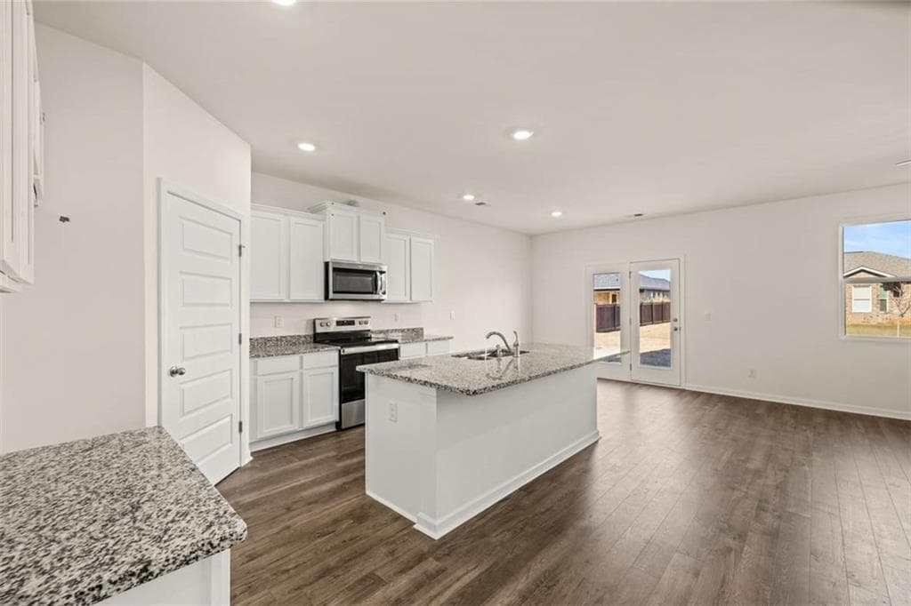 5 bedroom, 3 bathroom, 2,511 sq ft single family residence for sale at 408 Teamon Pointe Drive, Griffin, GA 30223 — photo 7