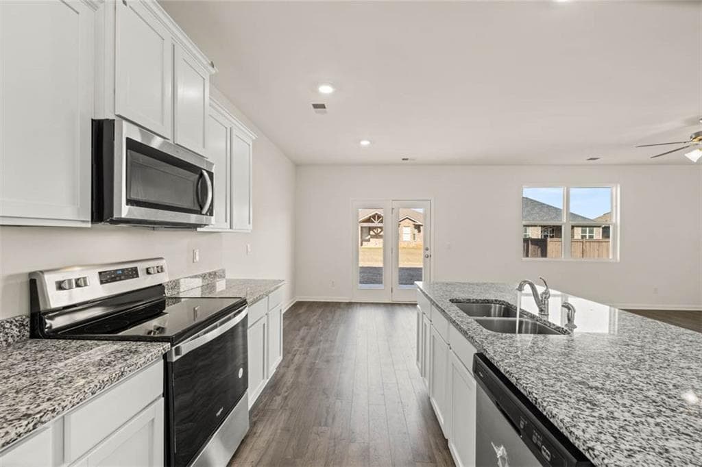 5 bedroom, 3 bathroom, 2,511 sq ft single family residence for sale at 408 Teamon Pointe Drive, Griffin, GA 30223 — photo 8