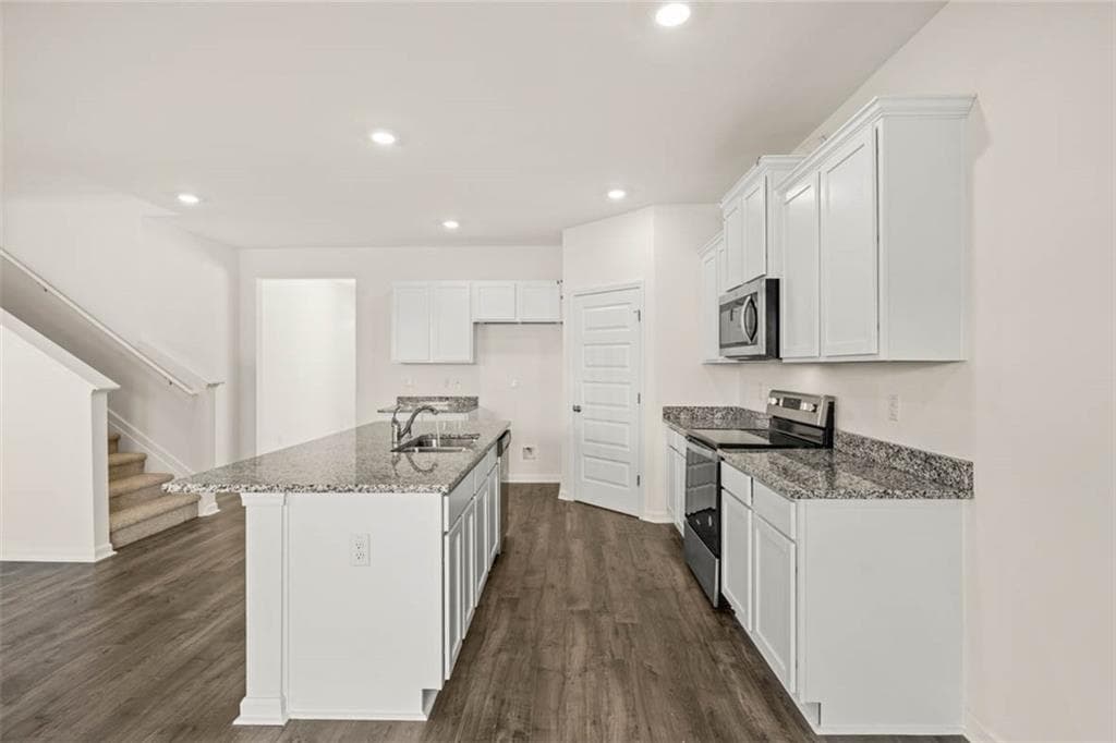 5 bedroom, 3 bathroom, 2,511 sq ft single family residence for sale at 408 Teamon Pointe Drive, Griffin, GA 30223 — photo 9