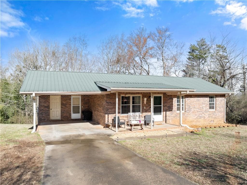 3 bedroom, 1 bathroom, 1,113 sq ft single family residence for sale at 431 Clover Leaf Road, Cleveland, GA 30528