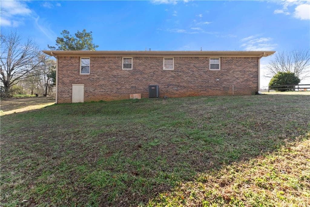 3 bedroom, 1 bathroom, 1,113 sq ft single family residence for sale at 431 Clover Leaf Road, Cleveland, GA 30528 — photo 2