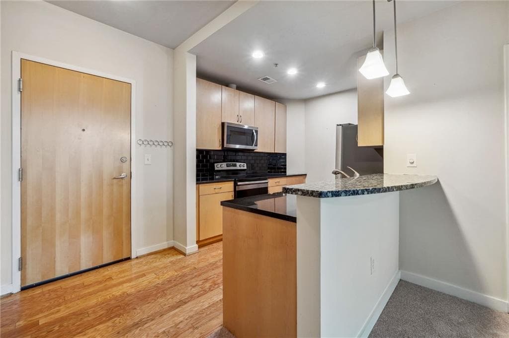 1 bedroom, 1 bathroom, 729 sq ft condominium sold at 400 W Peachtree Street 1715, Atlanta, GA 30308
