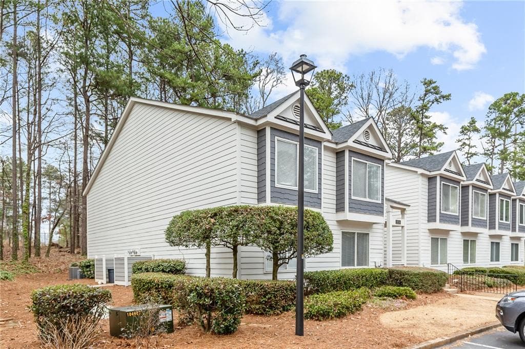 2 bedroom, 2 bathroom, 1,250 sq ft condominium under contract at 23 Fair Haven Way, Smyrna, GA 30080