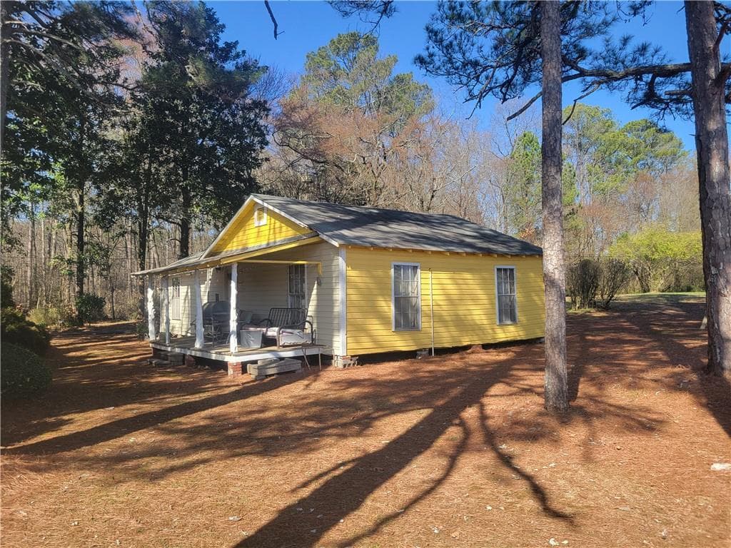 2 bedroom, 2 bathroom, 945 sq ft single family residence sold at 5192 Joe Frank Harris Parkway, Adairsville, GA 30103