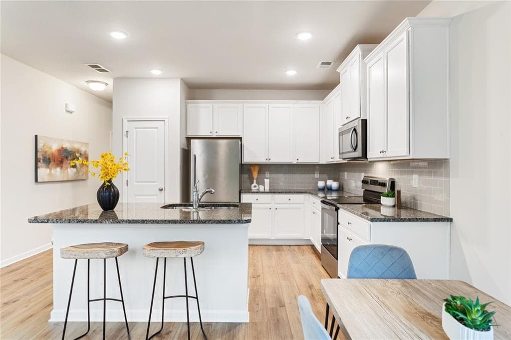 3 bedroom, 3 bathroom, 1,804 sq ft townhouse for sale at 2824 Saratoga Lake View, Decatur, GA 30034 — photo 2