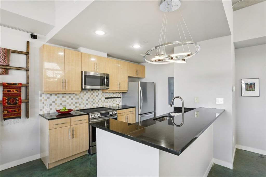 2 bedroom, 2 bathroom, 1,580 sq ft condominium for sale at 335 W Ponce De Leon Avenue 606, Decatur, GA 30030 — photo 2