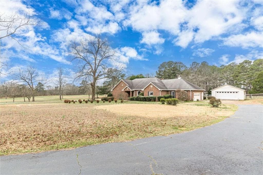 3 bedroom, 2 bathroom, 2,214 sq ft single family residence for sale at 1380 Elliott Road, Mcdonough, GA 30252 — photo 3