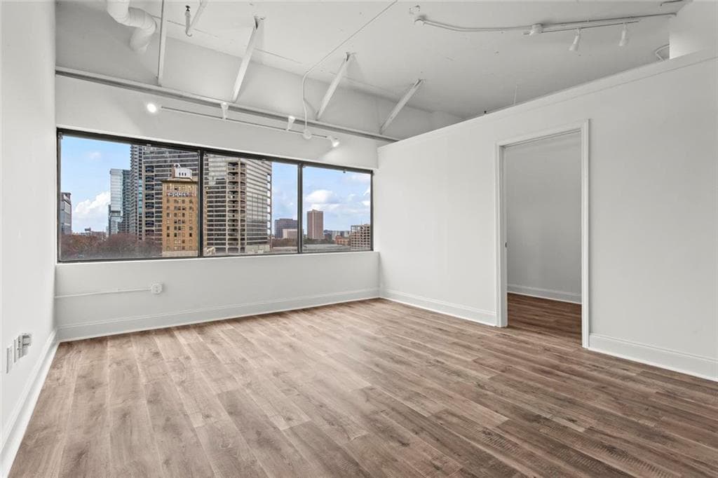 1 bedroom, 1 bathroom, 520 sq ft condominium under contract at 120 Ralph Mcgill Boulevard 703, Atlanta, GA 30308 — photo 2