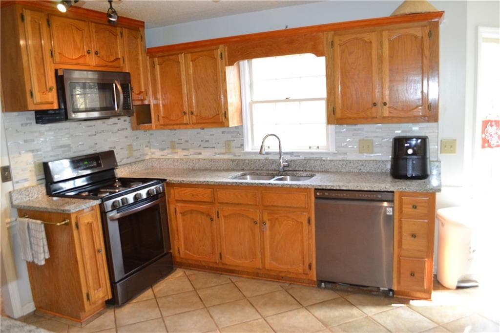 4 bedroom, 3 bathroom, 2,397 sq ft single family residence for sale at 1530 N Milford Creek Lane, Marietta, GA 30008 — photo 7