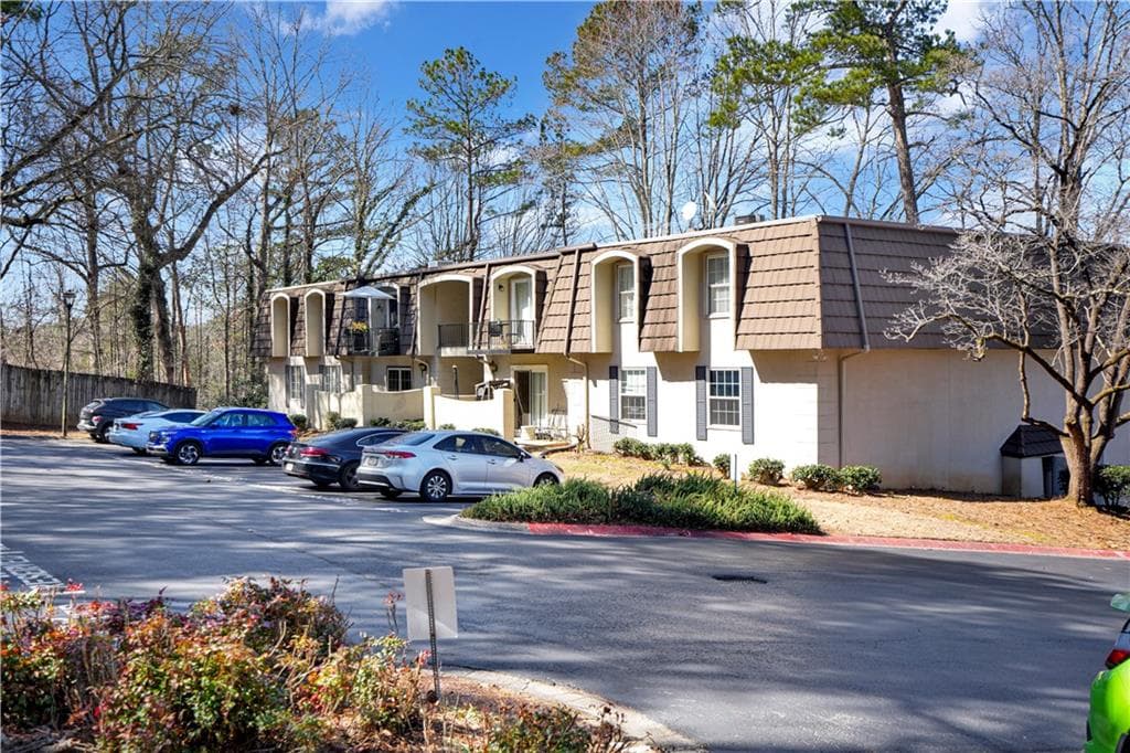 2 bedroom, 2 bathroom, 1,094 sq ft condominium sold at 725 Dalrymple Road 8-I, Atlanta, GA 30328