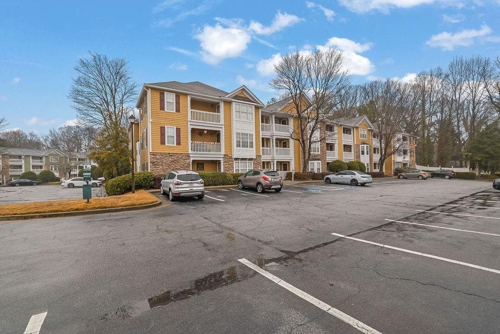 2 bedroom, 2 bathroom, 1,057 sq ft condominium under contract at 533 Bentley Place, Tucker, GA 30084 — photo 2