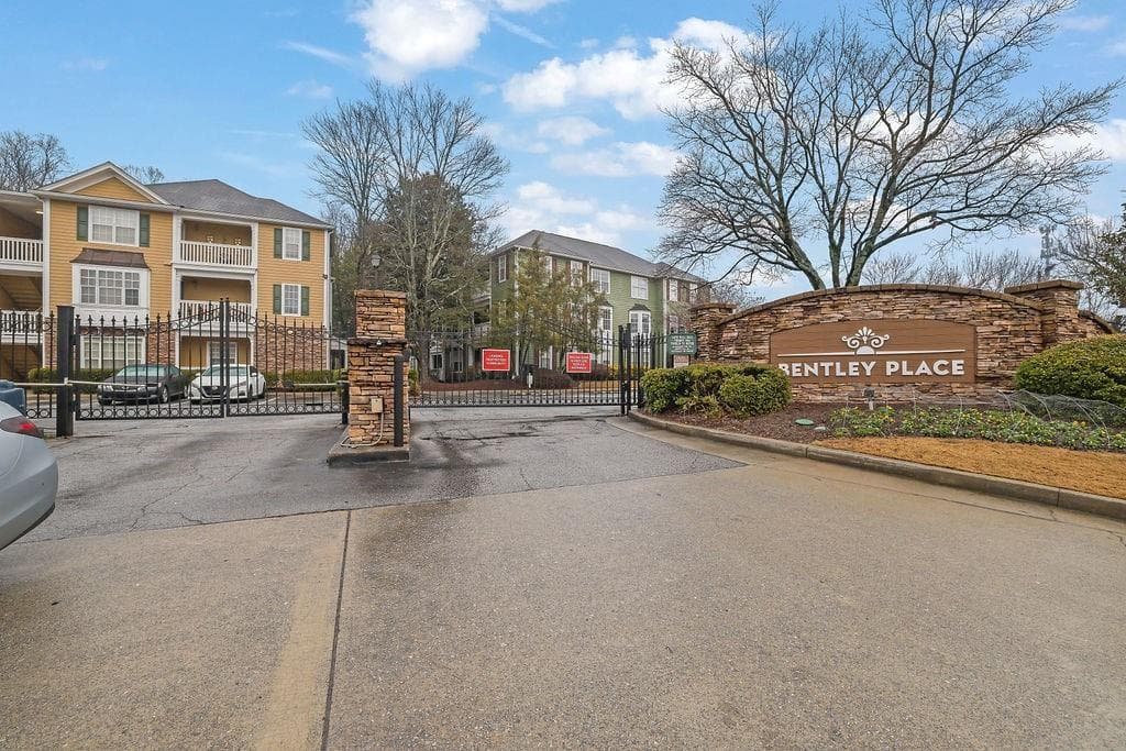 2 bedroom, 2 bathroom, 1,057 sq ft condominium under contract at 533 Bentley Place, Tucker, GA 30084 — photo 3