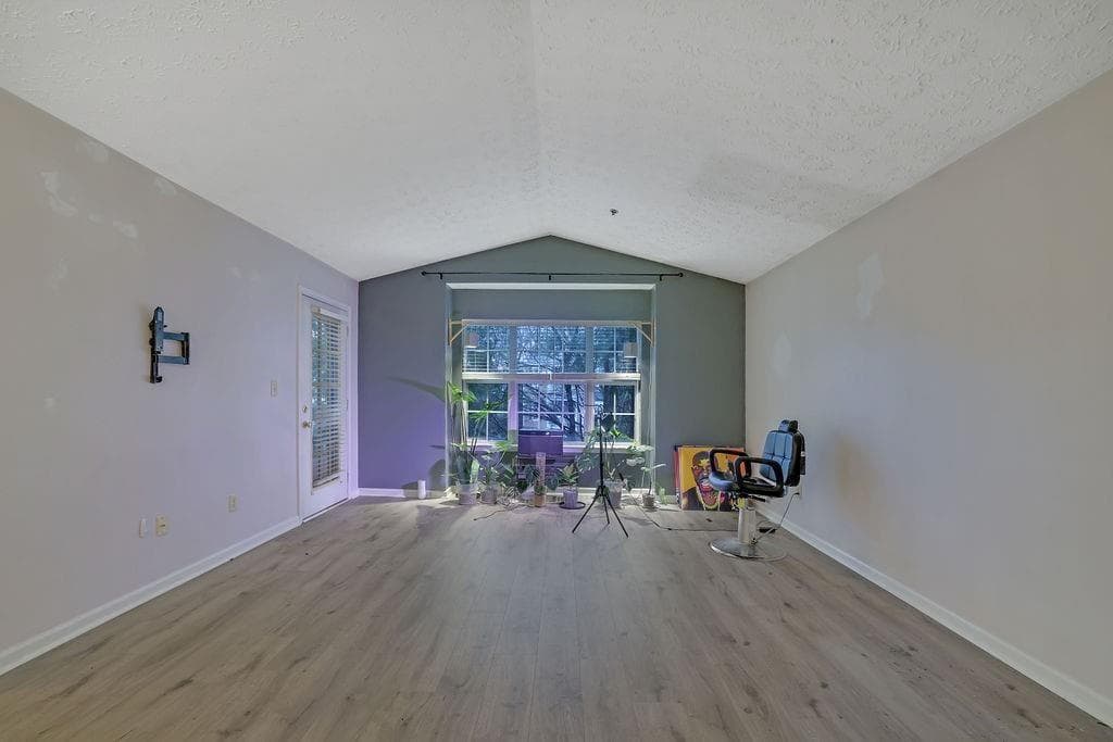 2 bedroom, 2 bathroom, 1,057 sq ft condominium under contract at 533 Bentley Place, Tucker, GA 30084 — photo 4