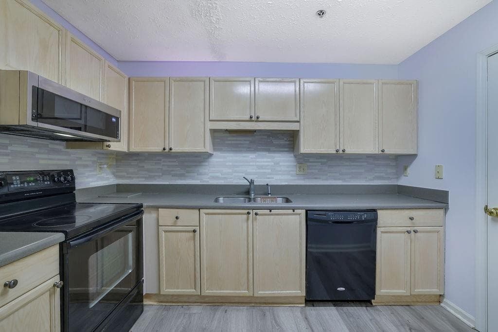2 bedroom, 2 bathroom, 1,057 sq ft condominium under contract at 533 Bentley Place, Tucker, GA 30084 — photo 8
