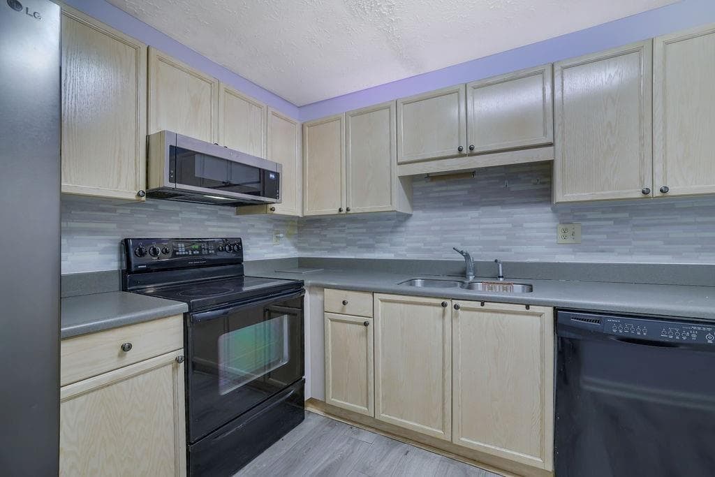 2 bedroom, 2 bathroom, 1,057 sq ft condominium under contract at 533 Bentley Place, Tucker, GA 30084 — photo 9