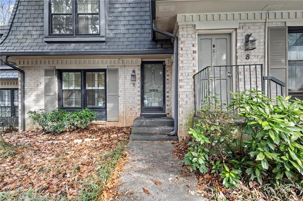 2 bedroom, 3 bathroom, 1,300 sq ft townhouse sold at 9 Vista Square, Atlanta, GA 30327